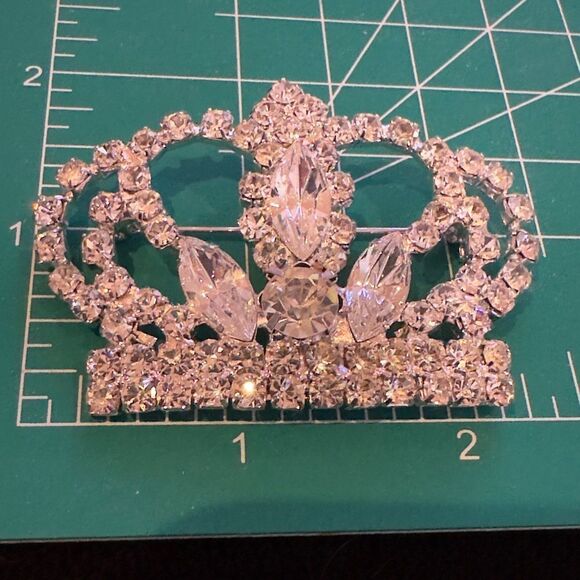 Vintage KJL large rhinestone crown brooch 2.5” x 2” - Picture 4 of 4